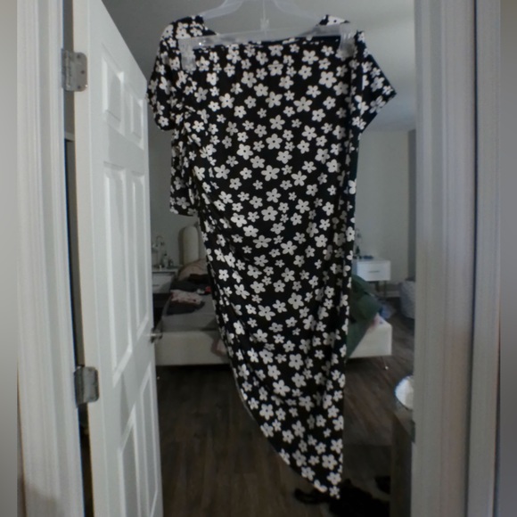 2 piece top and skirt - Picture 2 of 2